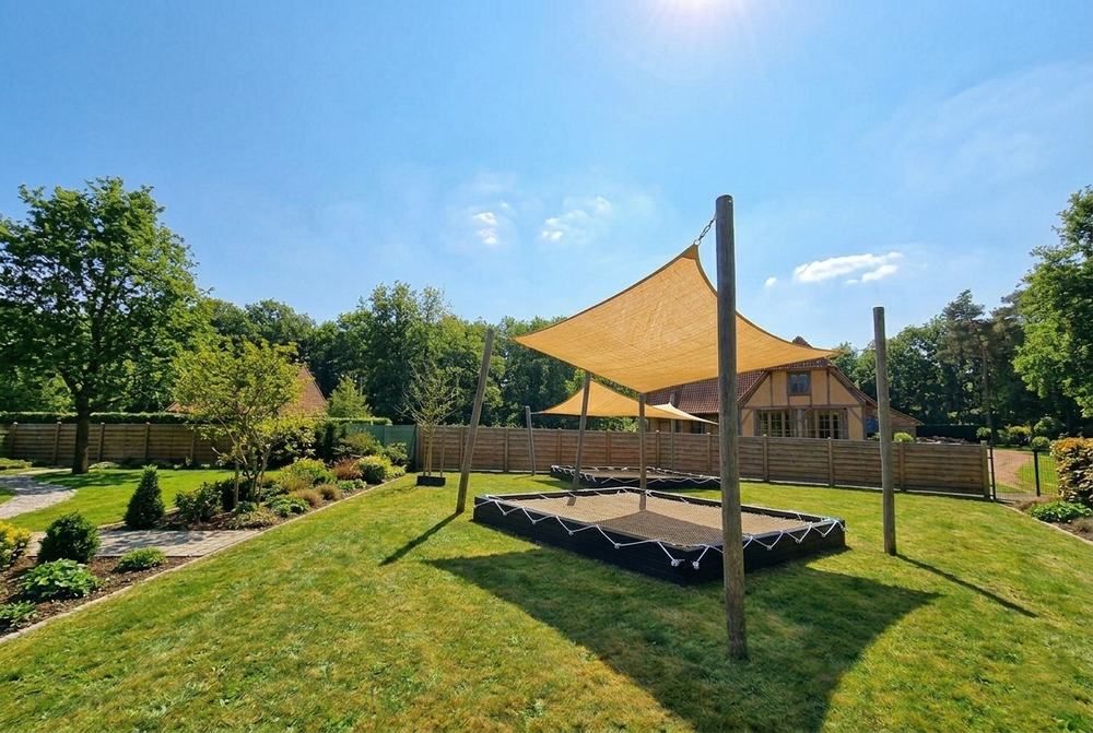 Toepassingsfoto rond elastisch wit touw zandbak afdekken met afdeknet met elastiek