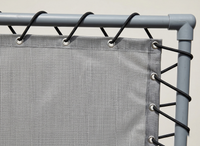 Toepassingsfoto rond elastisch touw in spandoekframe, bevestigen spandoek met elastiek