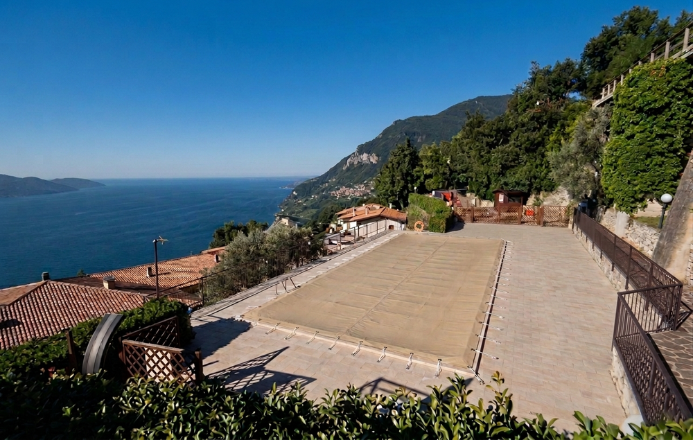 Toepassingsfoto rond elastisch touw zwembadzeil bevestigen met elastiek