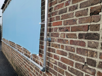 Reclamedoek bevestigen in een frame met spanelastiek met bol