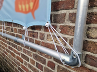 Reclamedoek bevestigen in een frame met spanelastiek met bol