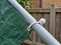 Zeil bevestigen aan een paal met een elastische spanner met bol