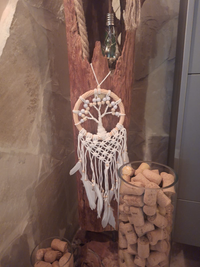 Macraméwandhanger met houten accessoires en macramé katoentouw