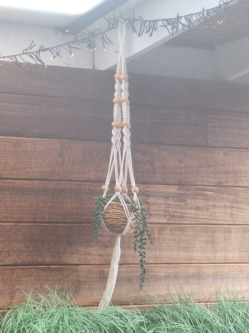 Plantenhanger met macramékralen en macramé katoentouw