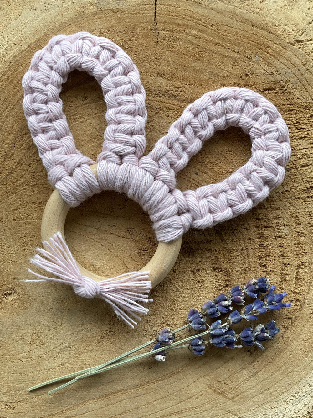 Macramé konijn met houten ring en lilapaars katoen macramétouw