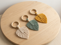 Macramé  katoentouw veren met houten ring en kralen