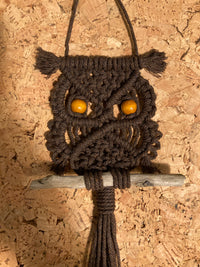 Macramé uiltje met houten kralen en stokje en bruin katoen macramétouw