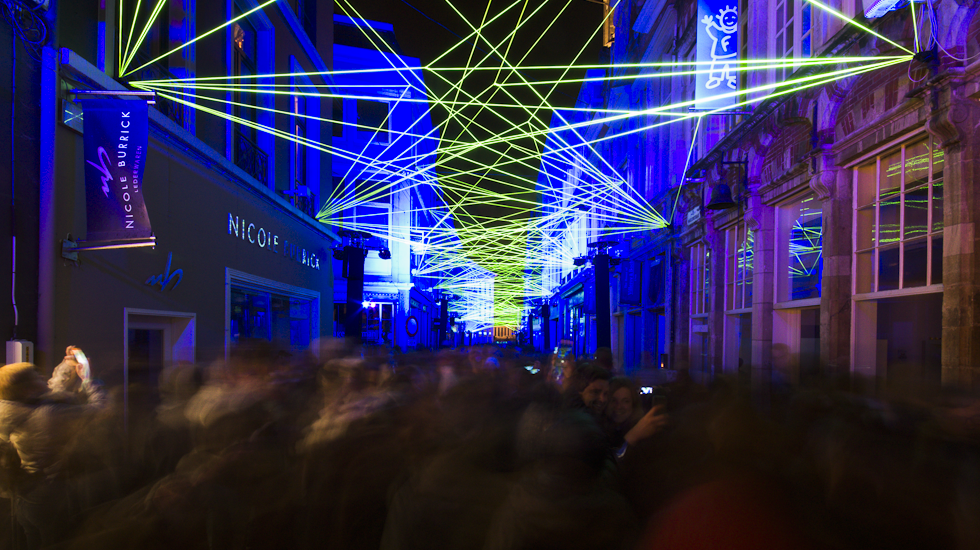 Fluogeel touw toegepast in kunstproject Our House op het Lichtfestival in Gent door Tom Dekyvere