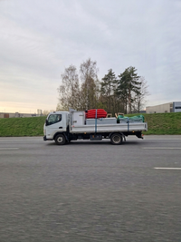 Toepassingsfoto van een spanband met ratel die een lading vasthoudt op een lichte vracht camionette met laadbak