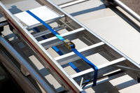 Spanband met ratel voor vastsjorren van ladder op dak bestelwagen, toepassingsfoto